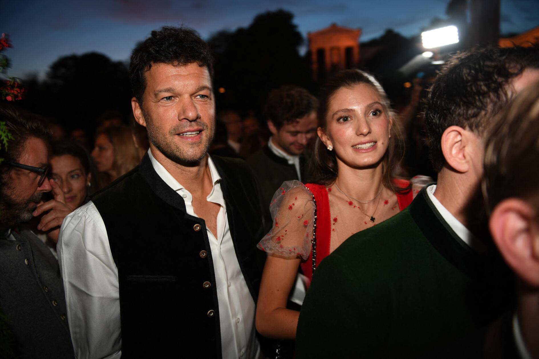 Ehemaliger Fußballspieler Michael Ballack und Sophia Schneiderhan auf dem Weg in das Käferzelt. 