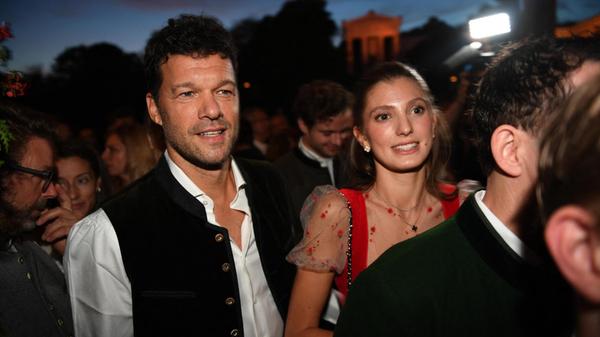 Ehemaliger Fußballspieler Michael Ballack und Sophia Schneiderhan auf dem Weg in das Käferzelt.