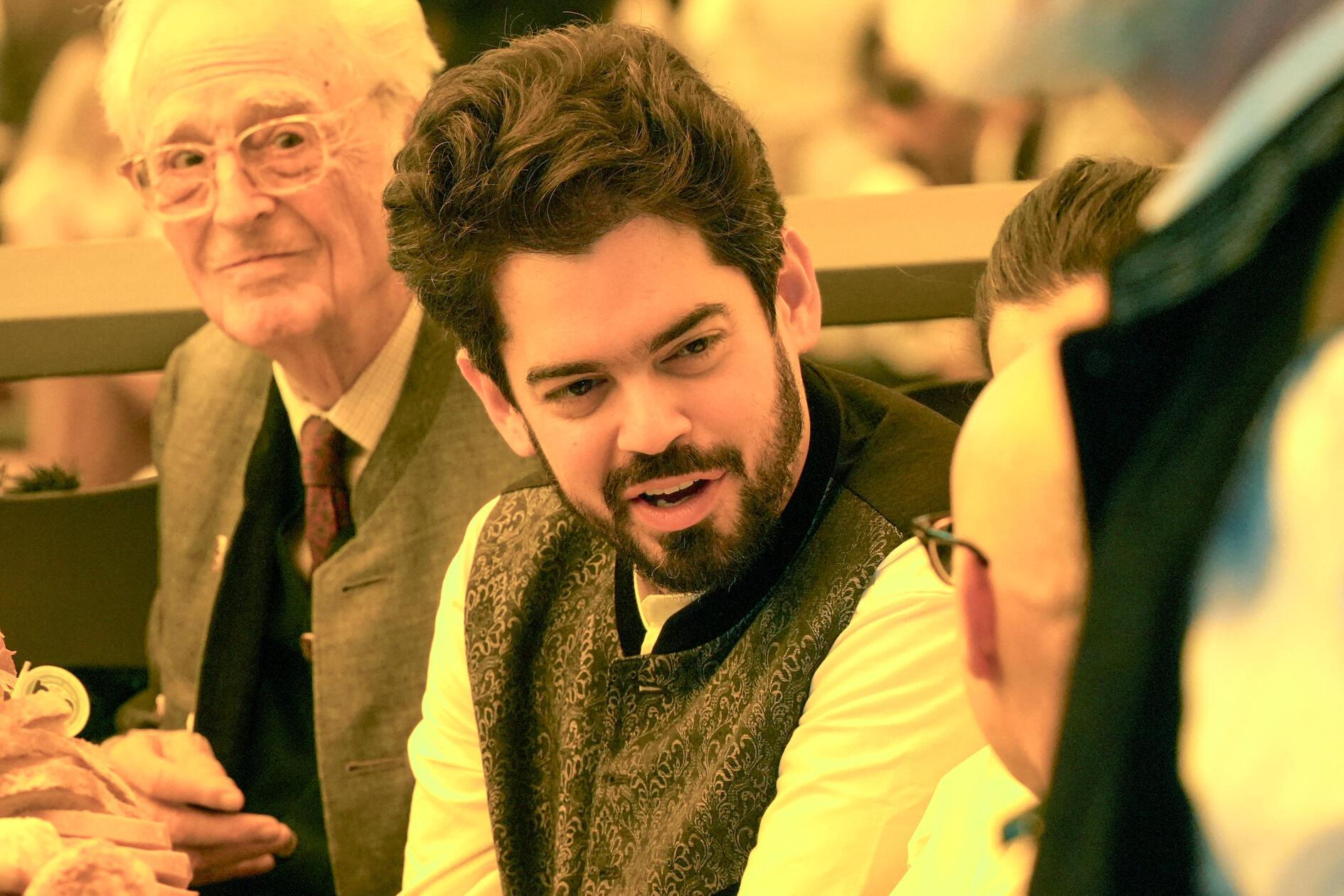 Lahav Shani, (mitte) Chefdirigent der Münchner Philharmoniker und Franz von Bayer (links) beim Bieranstich auf dem Oktoberfest. 