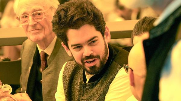 Lahav Shani, (mitte) Chefdirigent der Münchner Philharmoniker und Franz von Bayer (links) beim Bieranstich auf dem Oktoberfest.