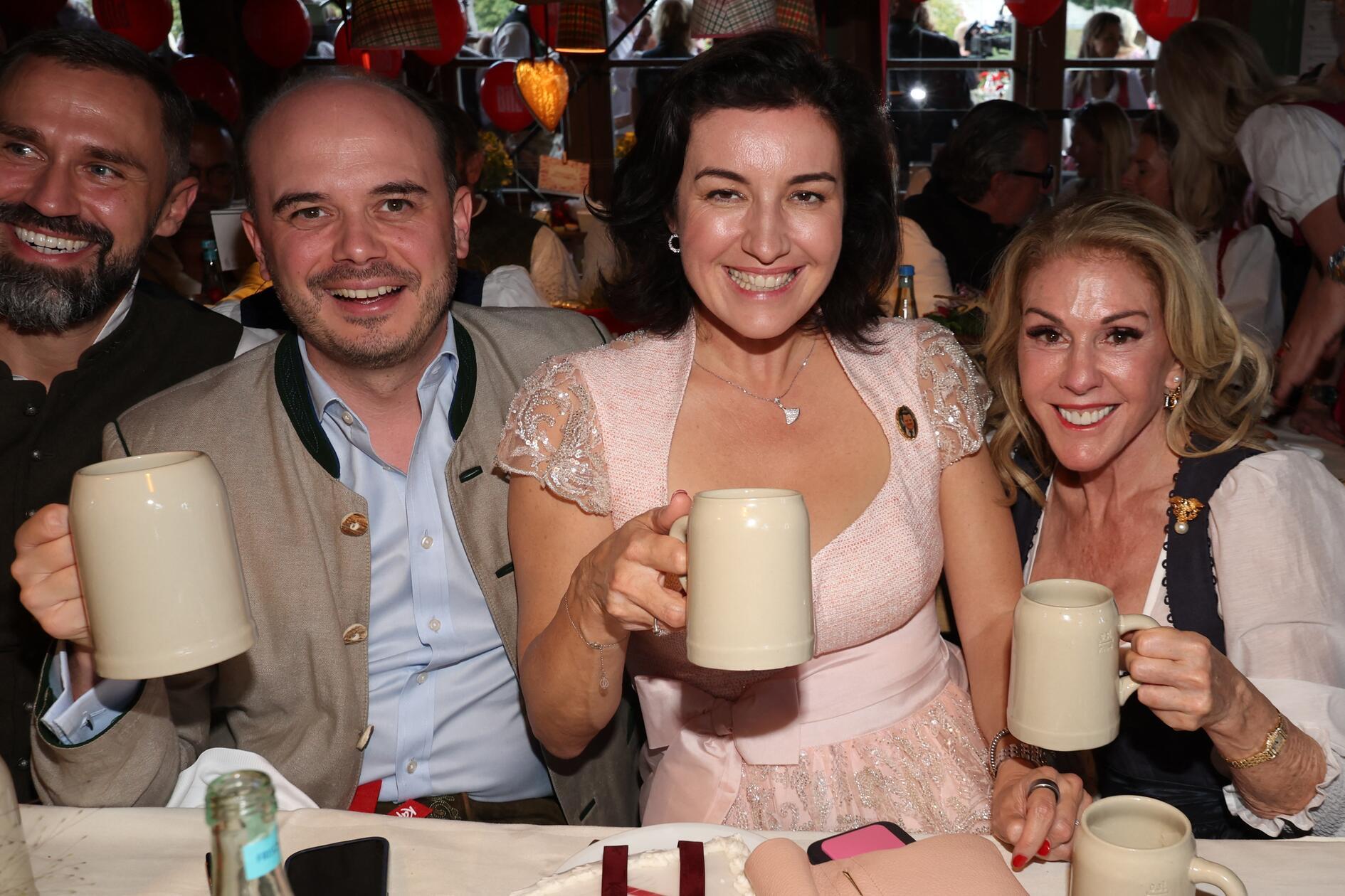 Dorothee Bär (CSU, zweite von rechts), Bundesministerin für Forschung, Technologie und Raumfahrt, feiert im Käferzelt auf dem Oktoberfest. 