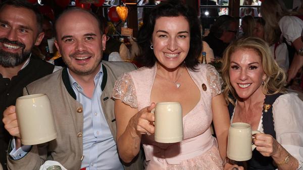 Dorothee Bär (CSU, zweite von rechts), Bundesministerin für Forschung, Technologie und Raumfahrt, feiert im Käferzelt auf dem Oktoberfest.
