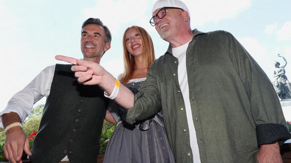 Moderator Florian Silbereisen, Model Anna Ermakova und Sänger DJ Ötzi (von links nach rechts) stehen beim Oktoberfest vor der Bavaria.