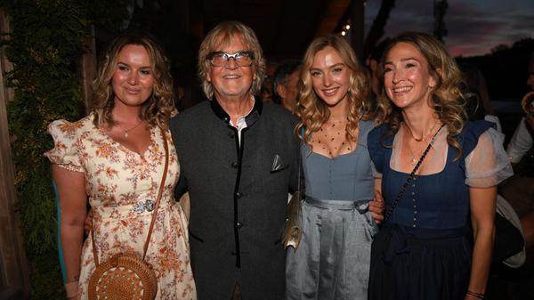 Martina Nicia und Filmproduzent Martin Krug mit seinen Töchtern Lilly und Annabell (von links nach rechts) gehen in das Käferzelt.