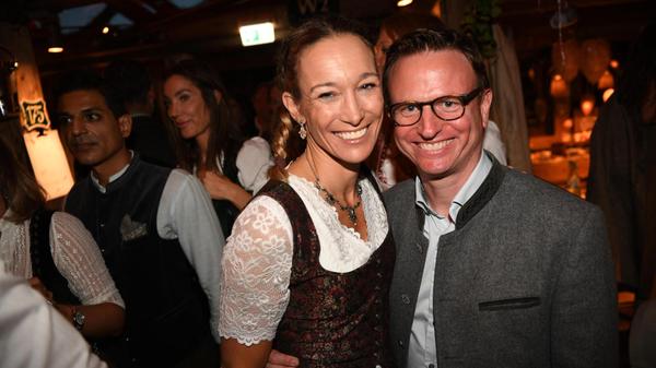 Die Kickboxerin Christine Theiss und ihr Mann, der Politiker Hans Theiss feiern im Käferzelt.