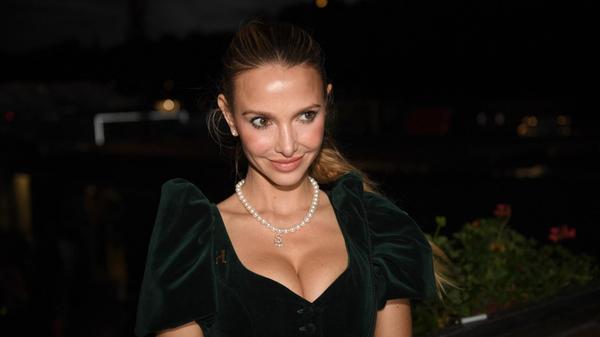 Model und Schauspielerin Sophie Hermann, Stieftochter von Uschi Glas, steht auf dem Balkon des Käferzelt.