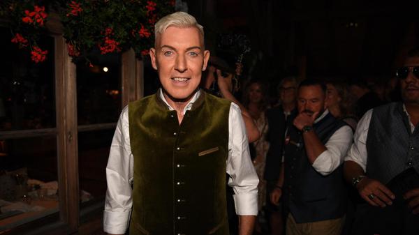 Frontmann von Scooter: H. P. Baxxter geht zum feiern in das Käferzelt.
