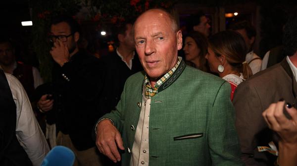 Auch der ehemalige österreichische Skifahrer Harti Weirather lässt sich den Almauftrieb im Käferzelt nicht entgehen.