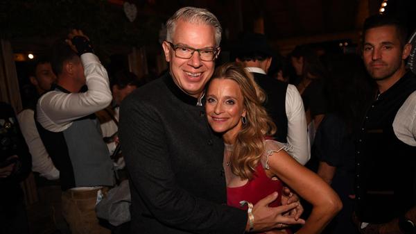 Der Unternehmer Frank Thelen und seine Frau Nathalie Thelen-Sattler zeigen sich beim Almauftrieb im Käferzelt.