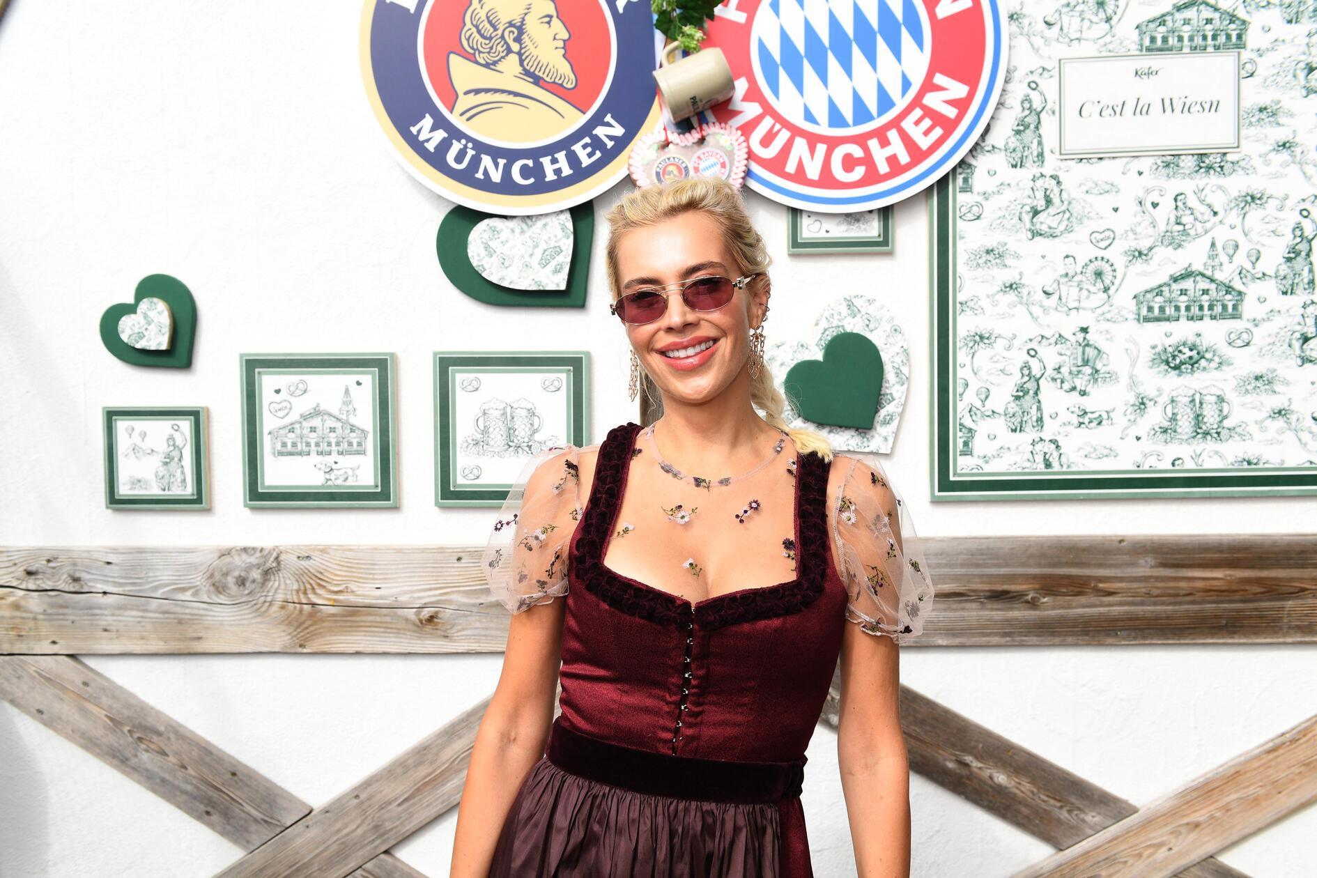 Verena Kerth posiert vor dem Käferzelt auf dem Oktoberfest.