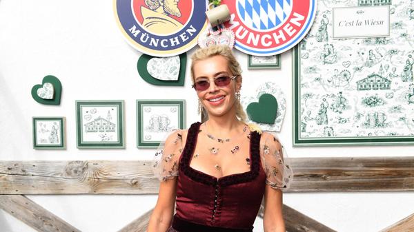 Verena Kerth posiert vor dem Käferzelt auf dem Oktoberfest.