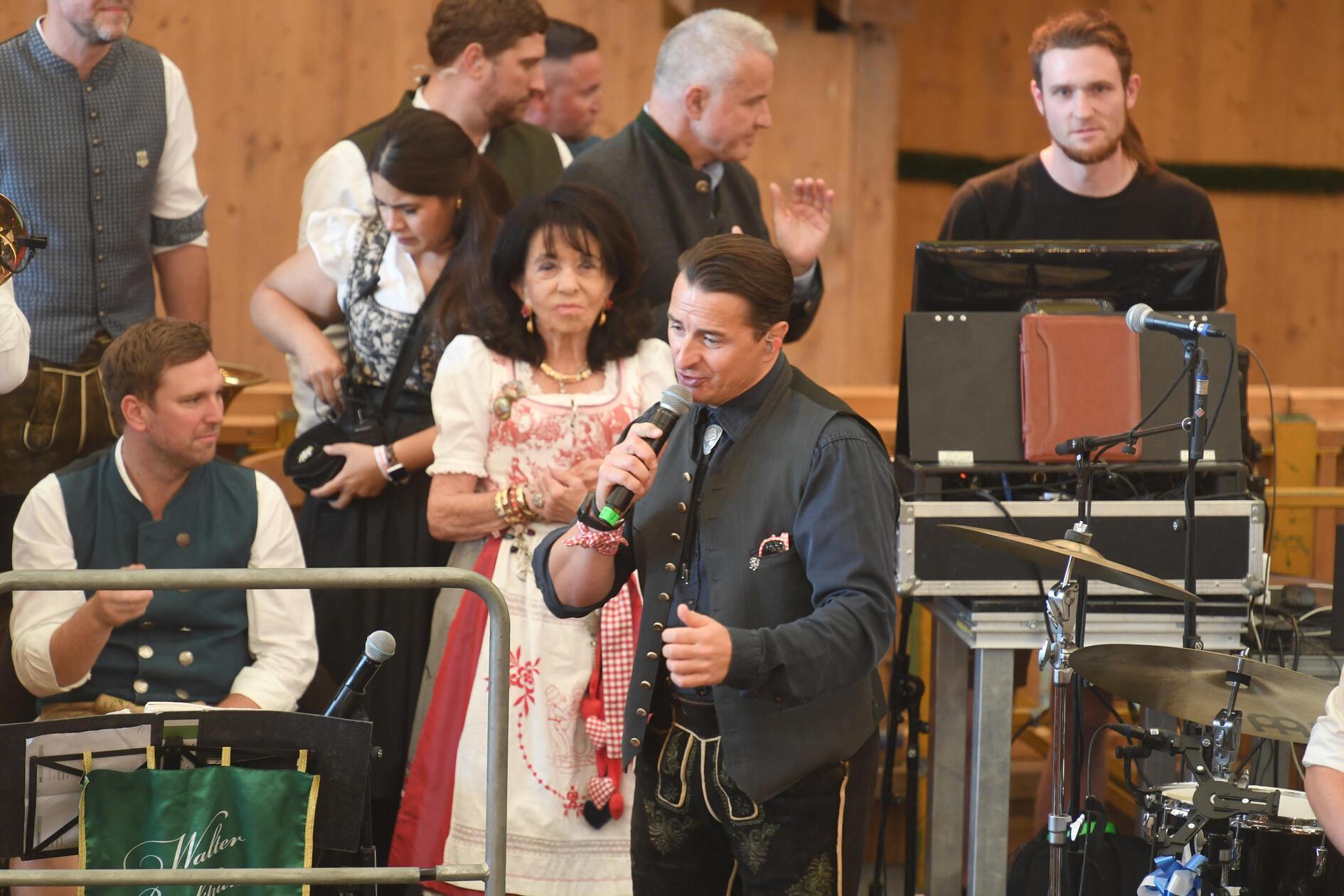 Der Sänger Andreas Gabalier tritt bei der Regine Sixt Damenwiesn im Schützenzelt auf dem Oktoberfest auf. 