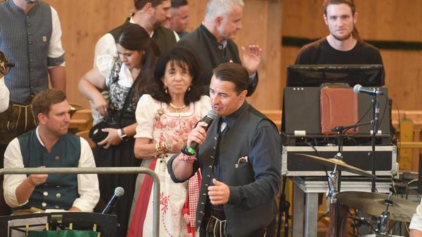 Der Sänger Andreas Gabalier tritt bei der Regine Sixt Damenwiesn im Schützenzelt auf dem Oktoberfest auf.