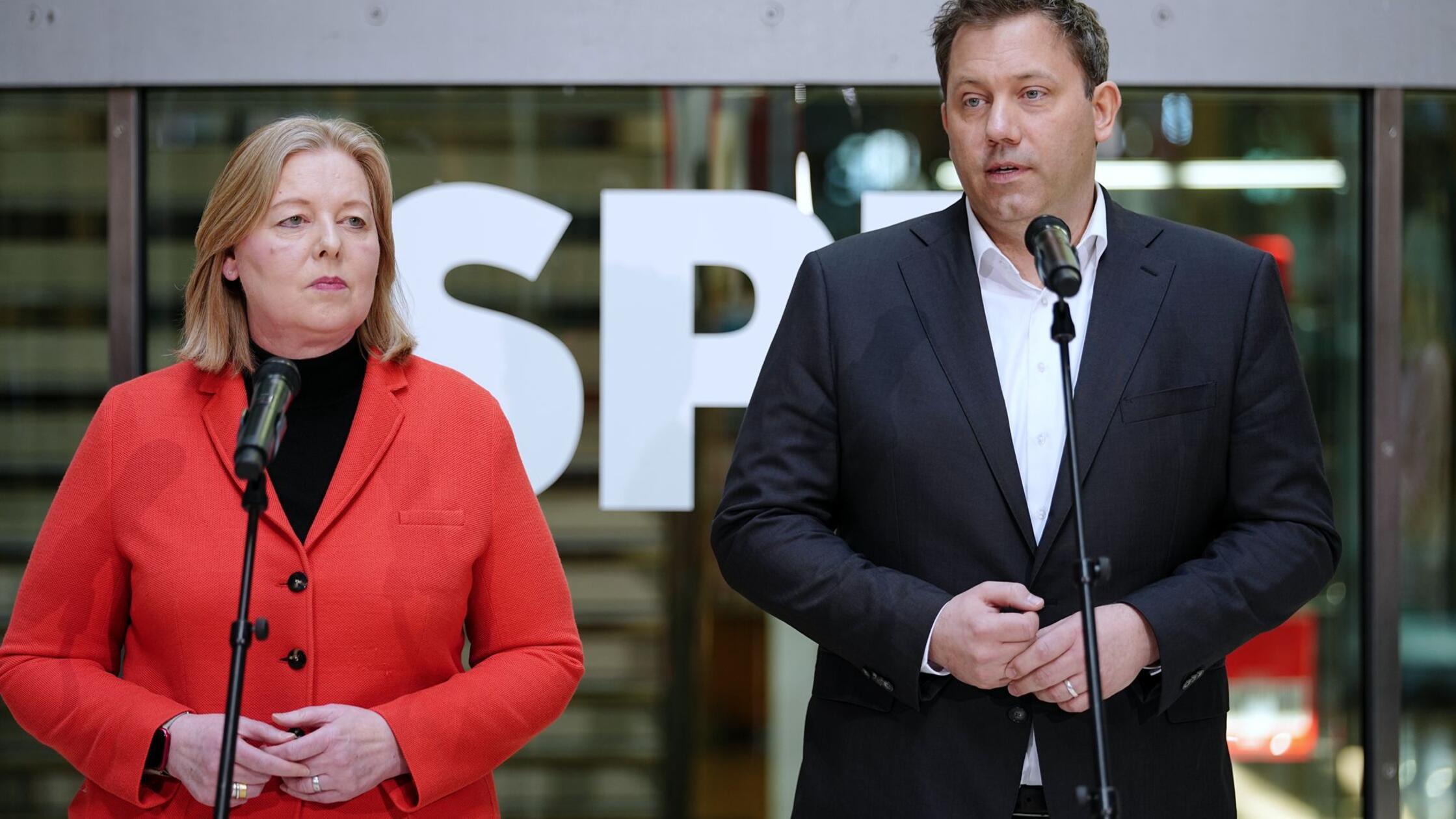 Bärbel Bas (l, SPD), Bundesministerin für Arbeit u