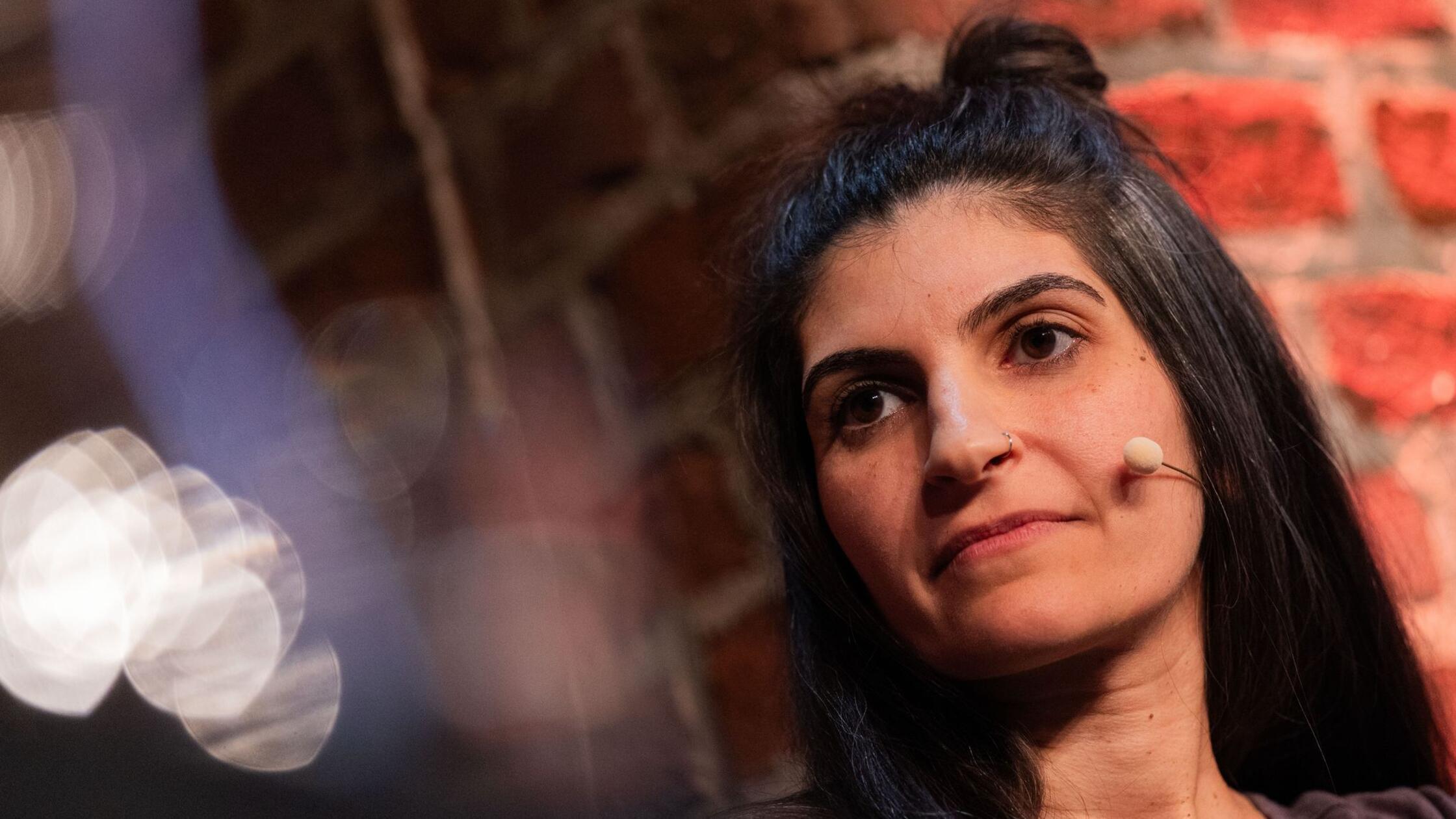 Shida Bazyar, Schriftstellerin, sitzt unter dem Mo