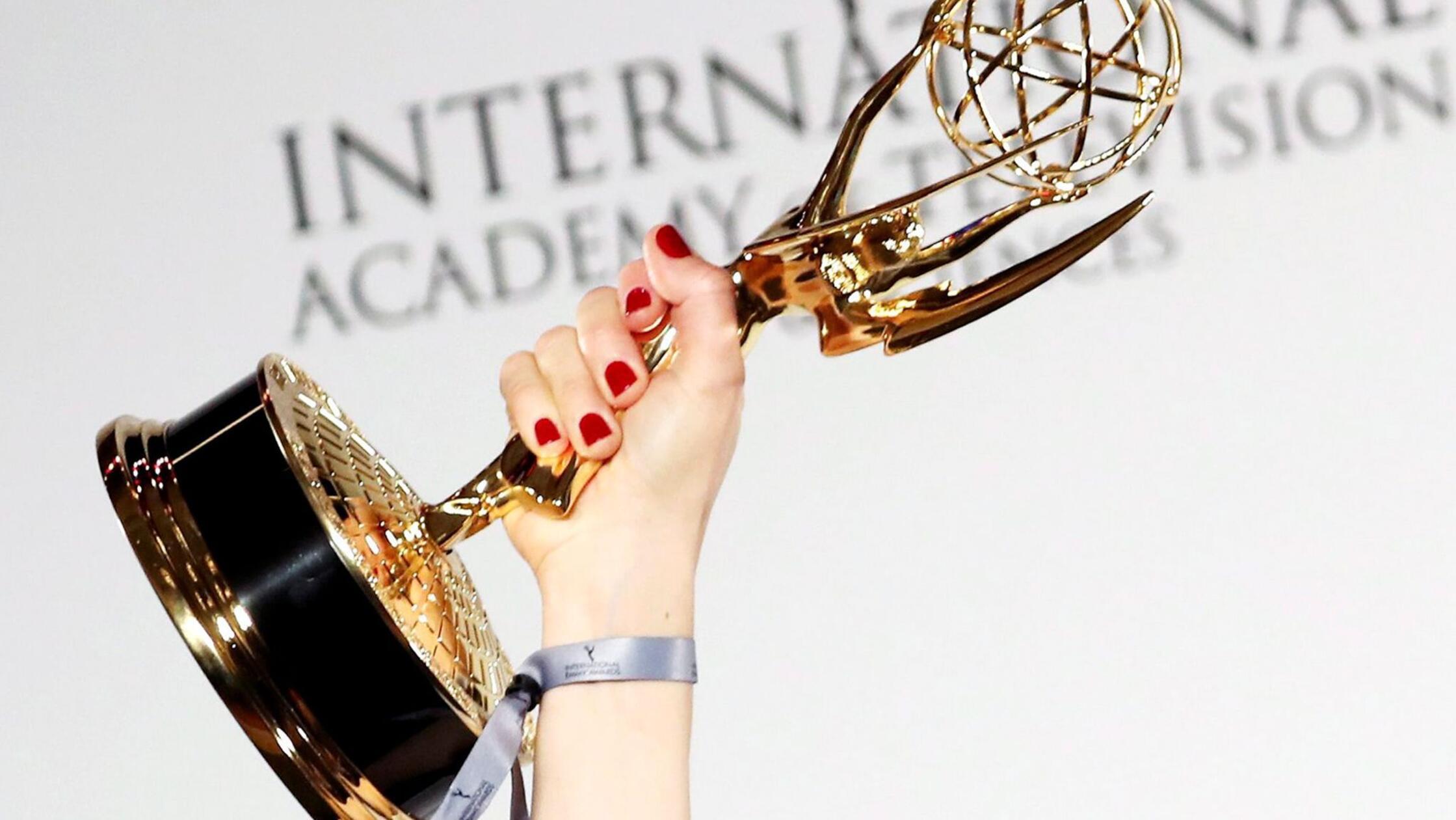 Die Trophäe des International Emmy Awards wird bei