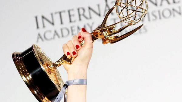 Die Trophäe des International Emmy Awards wird bei