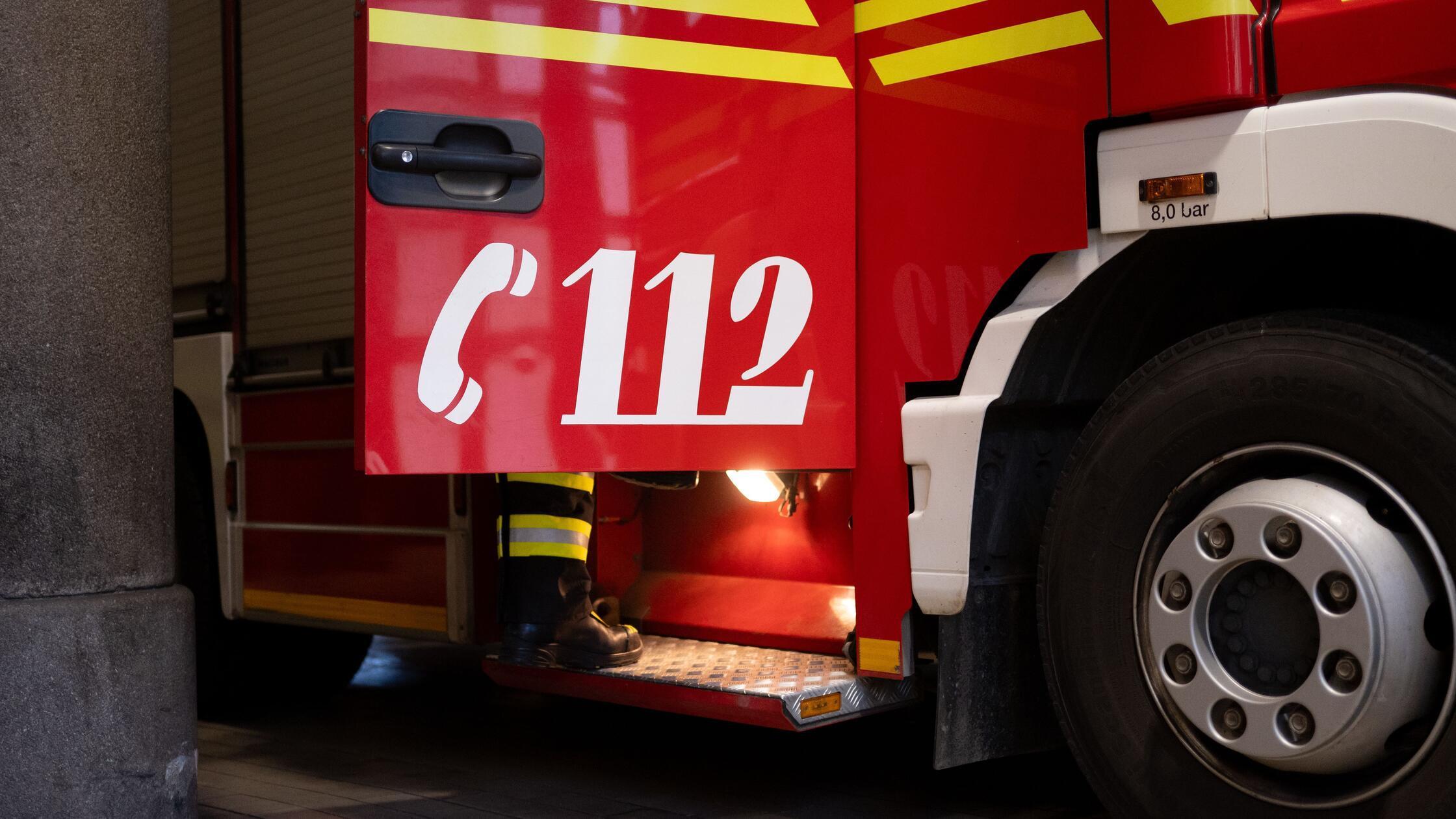 Ein Fahrzeug der Berufsfeuerwehr München steht an 