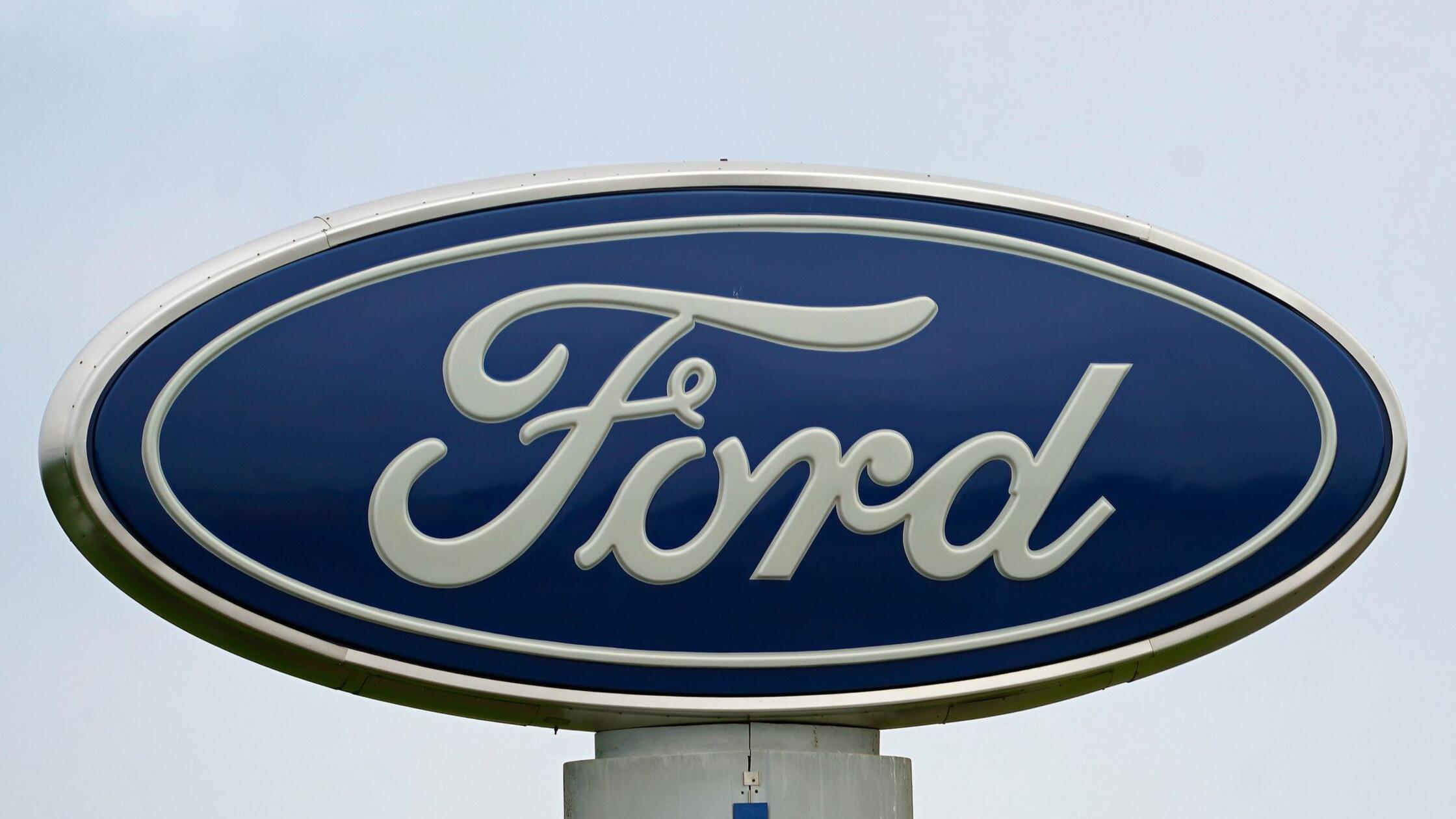 Ein Ford-Logo ist auf der Beschilderung von Countr