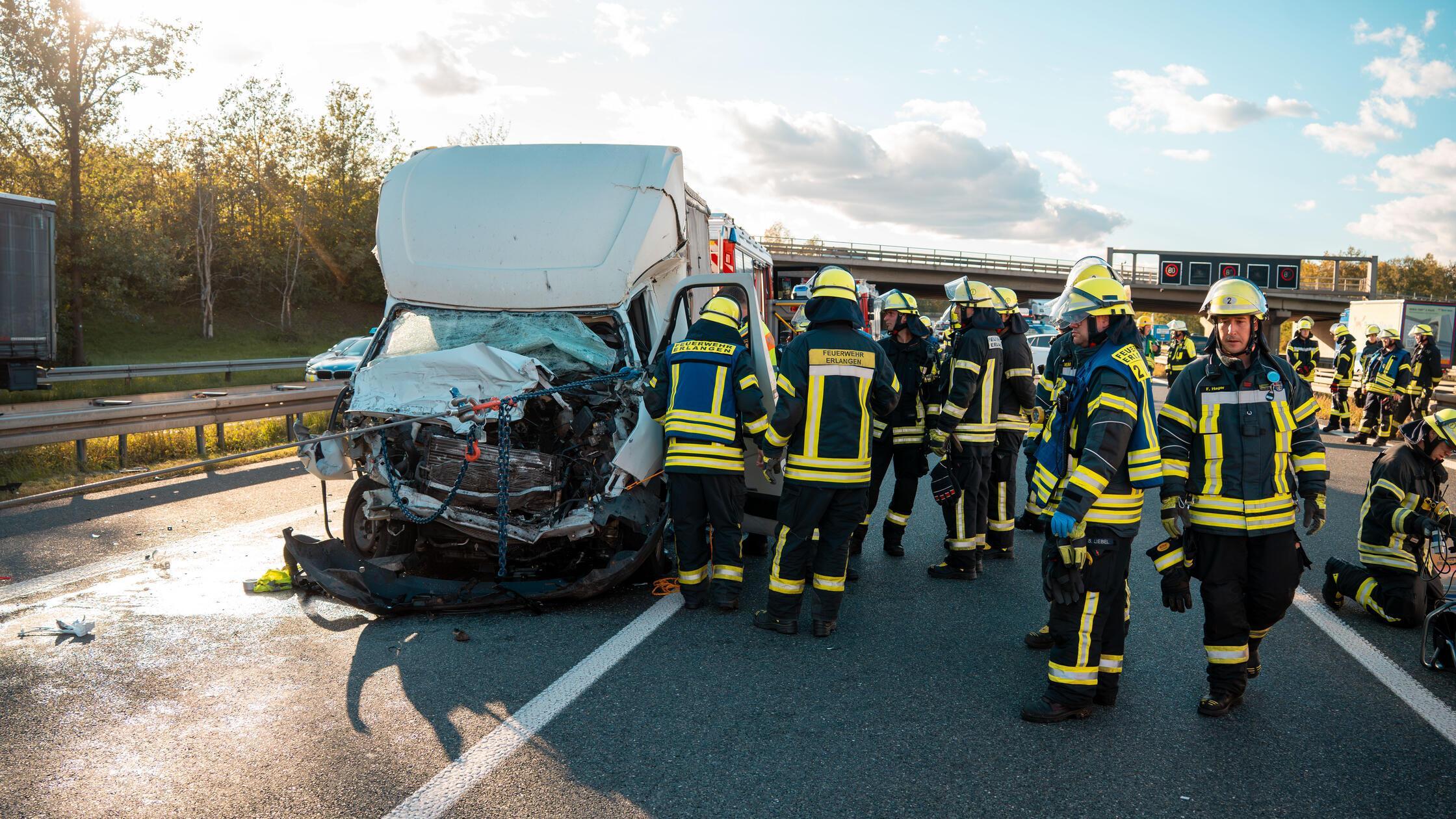 Kleintransporter kracht auf Sattelzug â€“ Fahrer s
