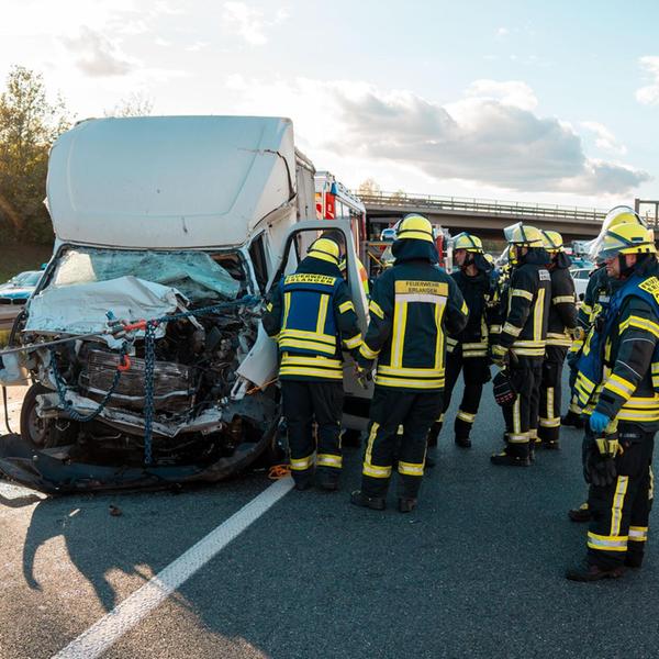 Kleintransporter kracht auf Sattelzug – Fahrer s