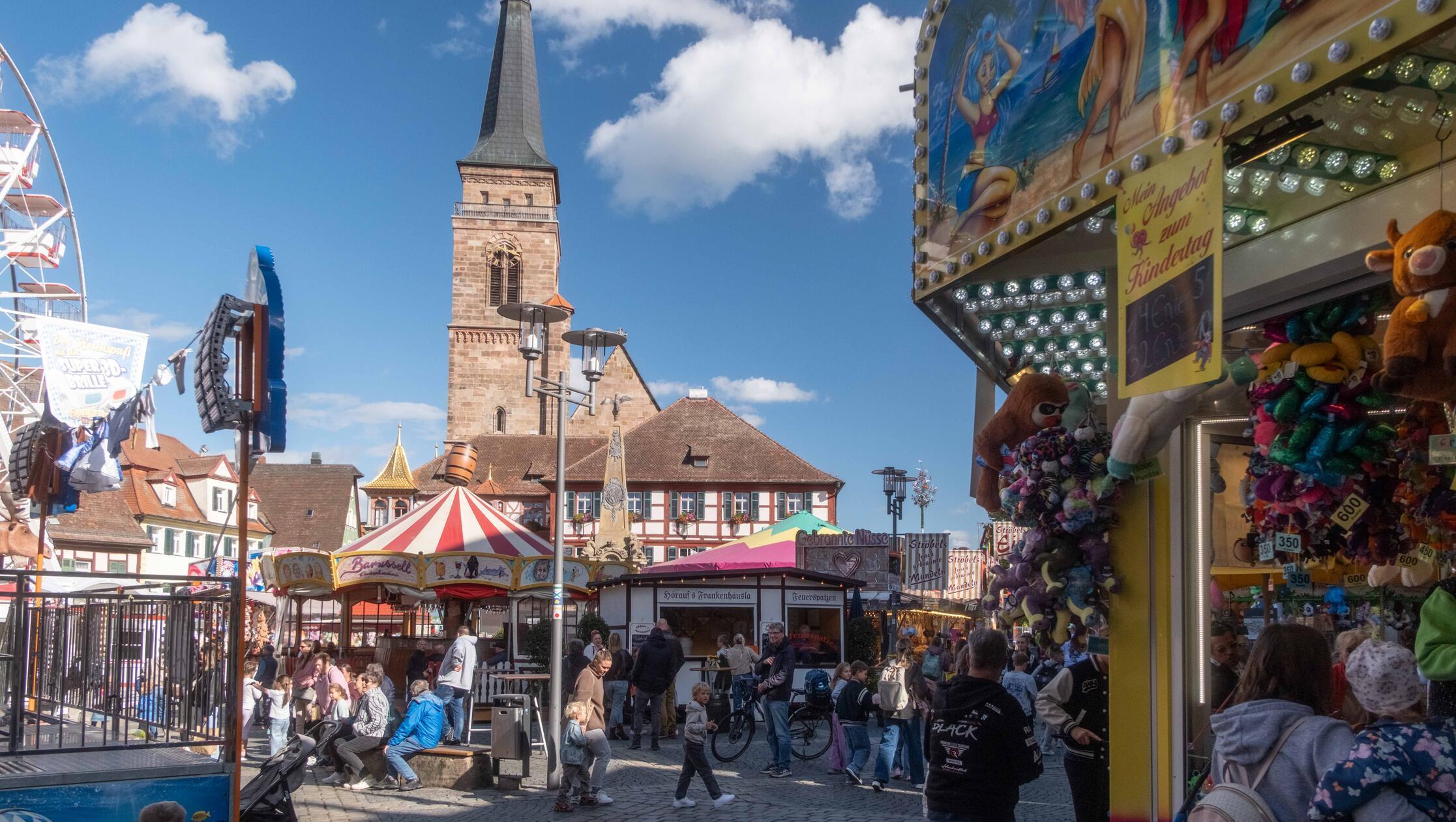 Richtig was los war am Familientag der Schwabacher Herbstkirchweih. Bei Sonnenschein und frühherbstlich-milden Temperaturen tummelten sich Hunderte Besucher zwischen Los- und Imbissbuden, Schieß- und Glücksständen, Fahrgeschäften und Kinderkarussells.