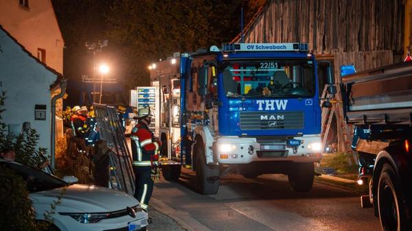 Ein Ausweichmanöver endete im Rohrer Ortsteil Gaulnhofen im Landkreis Roth mit beträchtlichem Schaden. Nach Angaben der Polizeiinspektion Schwabach war ein 37-jähriger Landwirt am Donnerstagabend mit seinem Traktor samt beladenem Anhänger in Richtung Prünst unterwegs, als ihm in einer Linkskurve Gegenverkehr entgegenkam.