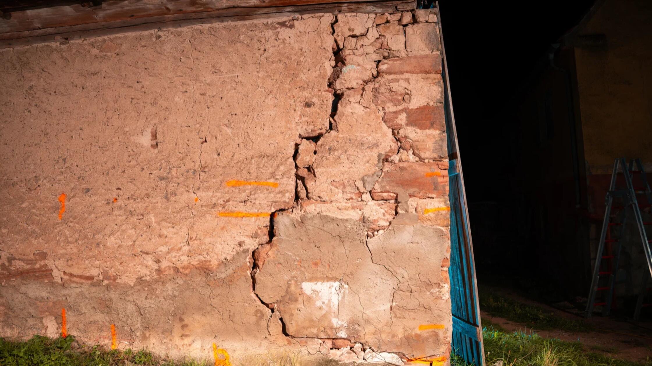 Die Wucht des Aufpralls richtete an dem Gebäude massive Schäden an. In der Scheune befinden sich verschiedene landwirtschaftliche Geräte und Maschinen. Verletzt wurde bei dem Zwischenfall niemand, der Sachschaden wird jedoch auf weit über 10.000 Euro geschätzt.