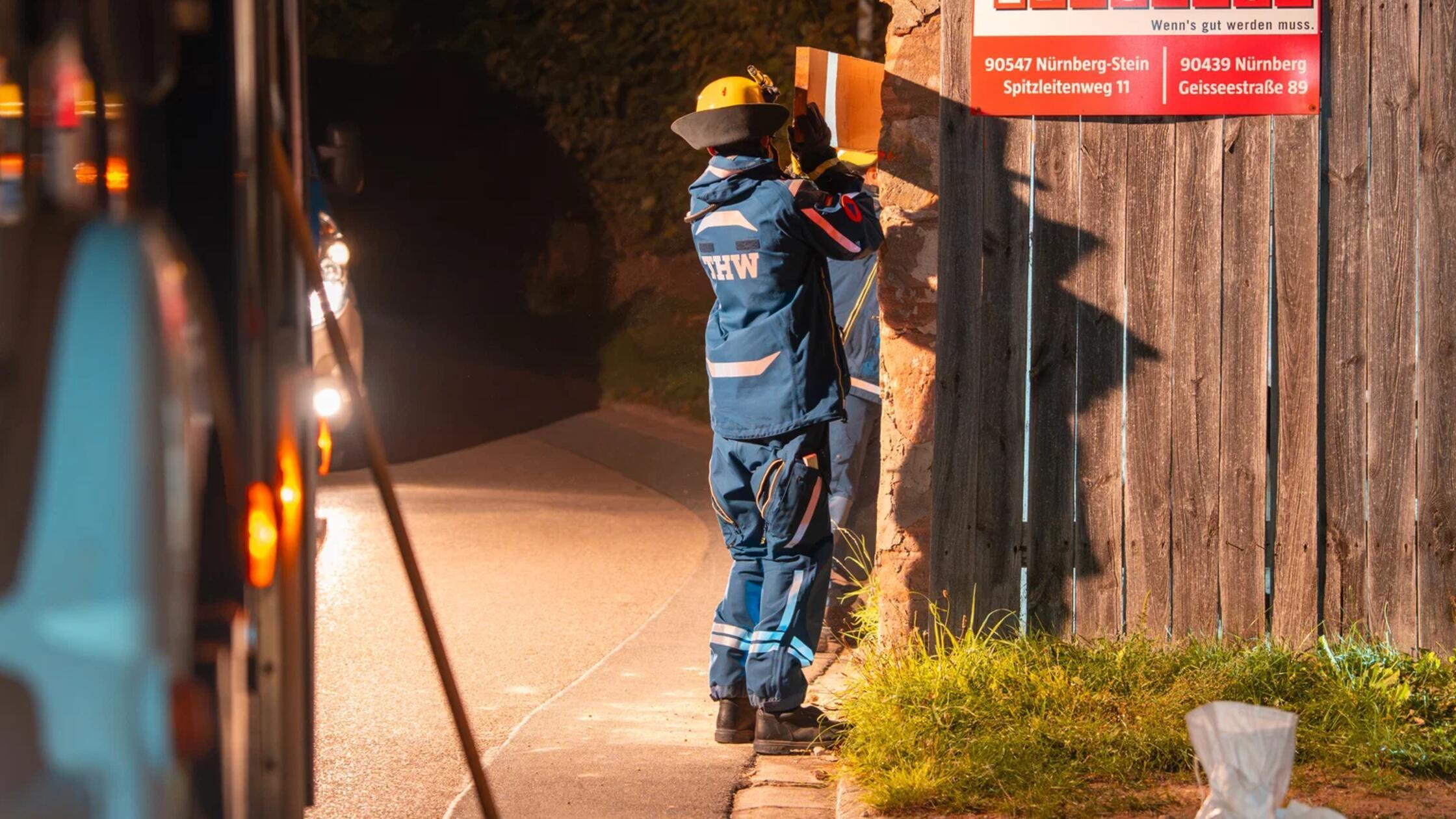 Da nicht ausgeschlossen werden konnte, dass die beschädigte Hallenwand nachgibt, wurde ein Gutachter an die Unfallstelle gerufen. Er musste vor Ort beurteilen, ob das Gebäude durch den Zusammenstoß einsturzgefährdet ist.