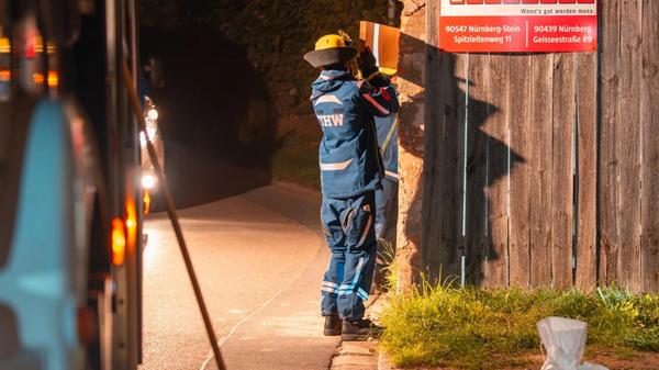 Da nicht ausgeschlossen werden konnte, dass die beschädigte Hallenwand nachgibt, wurde ein Gutachter an die Unfallstelle gerufen. Er musste vor Ort beurteilen, ob das Gebäude durch den Zusammenstoß einsturzgefährdet ist.