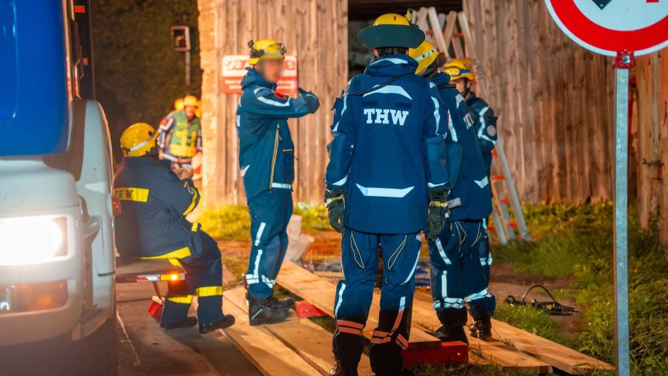 Um ein Einstürzen der Wand zu verhindern und den angrenzenden Straßenverkehr zu schützen, wurden neben der örtlichen Feuerwehr die Ortsverbände des Technischen Hilfswerks aus Roth und Schwabach alarmiert.