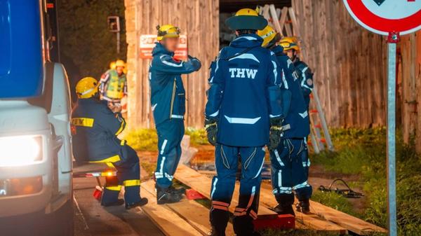 Um ein Einstürzen der Wand zu verhindern und den angrenzenden Straßenverkehr zu schützen, wurden neben der örtlichen Feuerwehr die Ortsverbände des Technischen Hilfswerks aus Roth und Schwabach alarmiert.