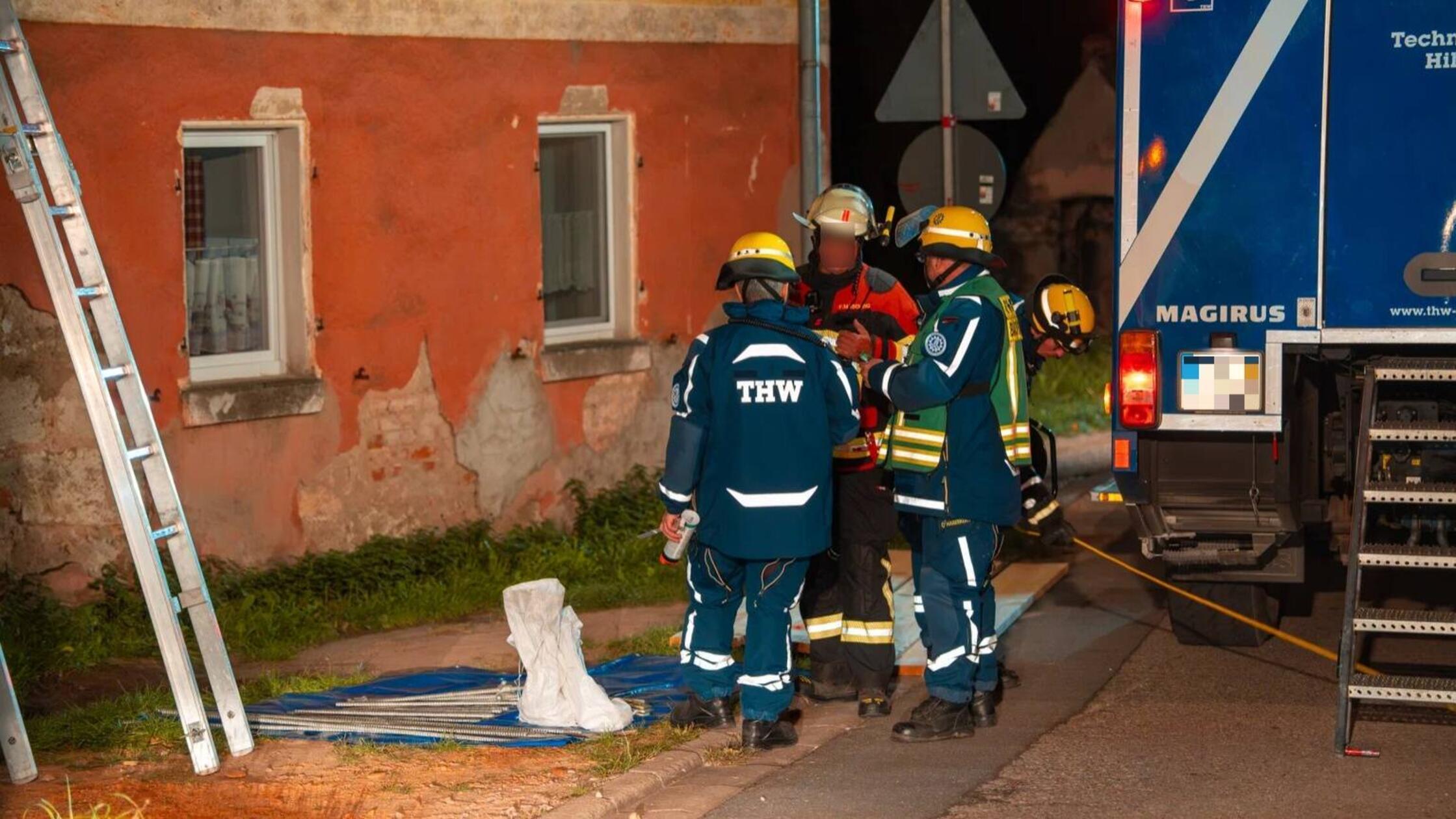 Mit Abstützkonstruktionen sicherten die Helfer des THW die beschädigte Scheunenwand ab. Die Arbeiten an der Unfallstelle dauerten bis tief in die Nacht an.