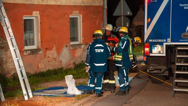 Mit Abstützkonstruktionen sicherten die Helfer des THW die beschädigte Scheunenwand ab. Die Arbeiten an der Unfallstelle dauerten bis tief in die Nacht an.