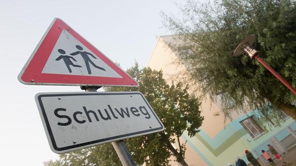 Ein Warnschild "Schulweg". (zu dpa: «Zwölfjährige