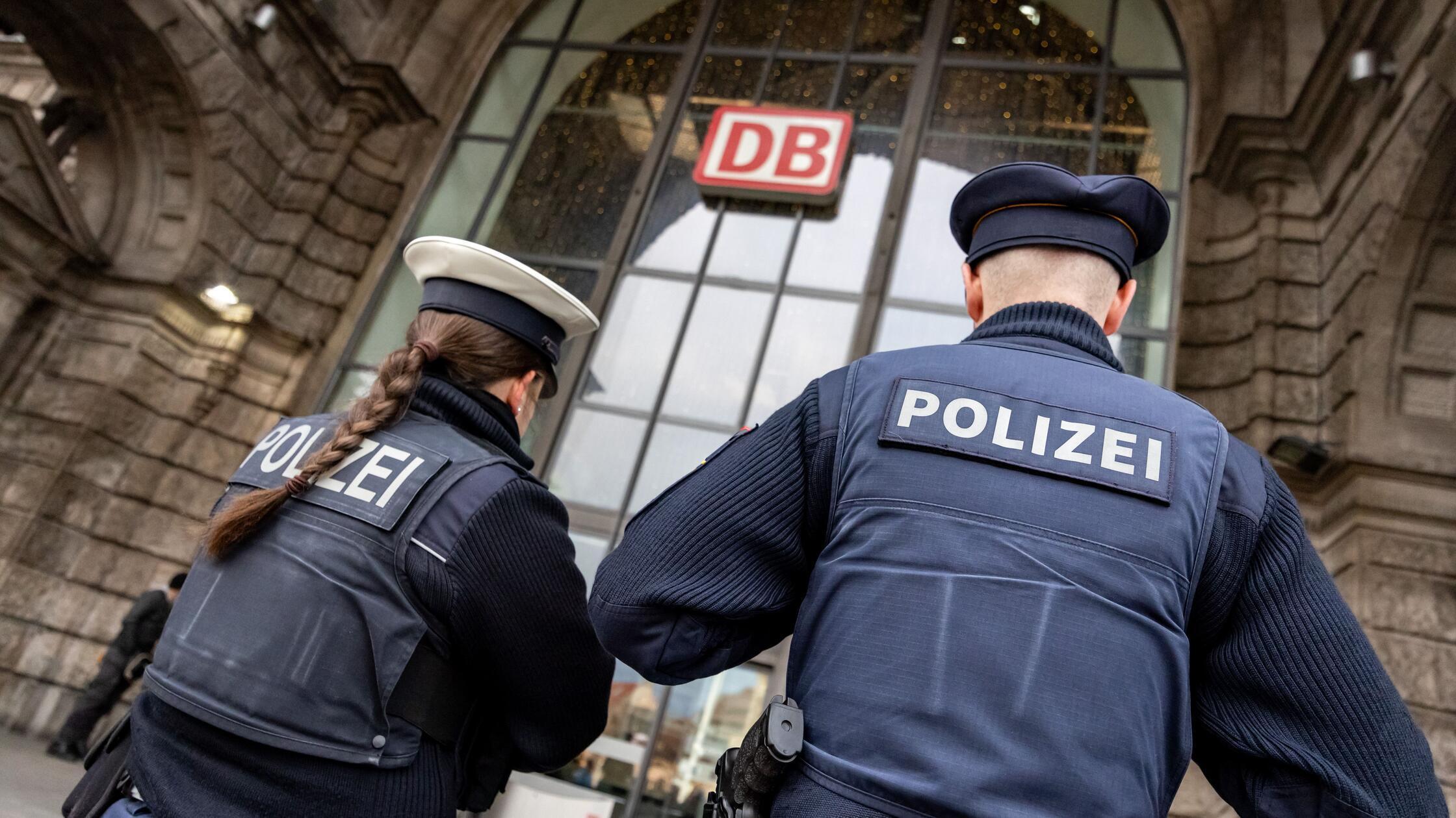 ARCHIV - 10.01.2025, Bayern, Nürnberg: Zwei Polizi