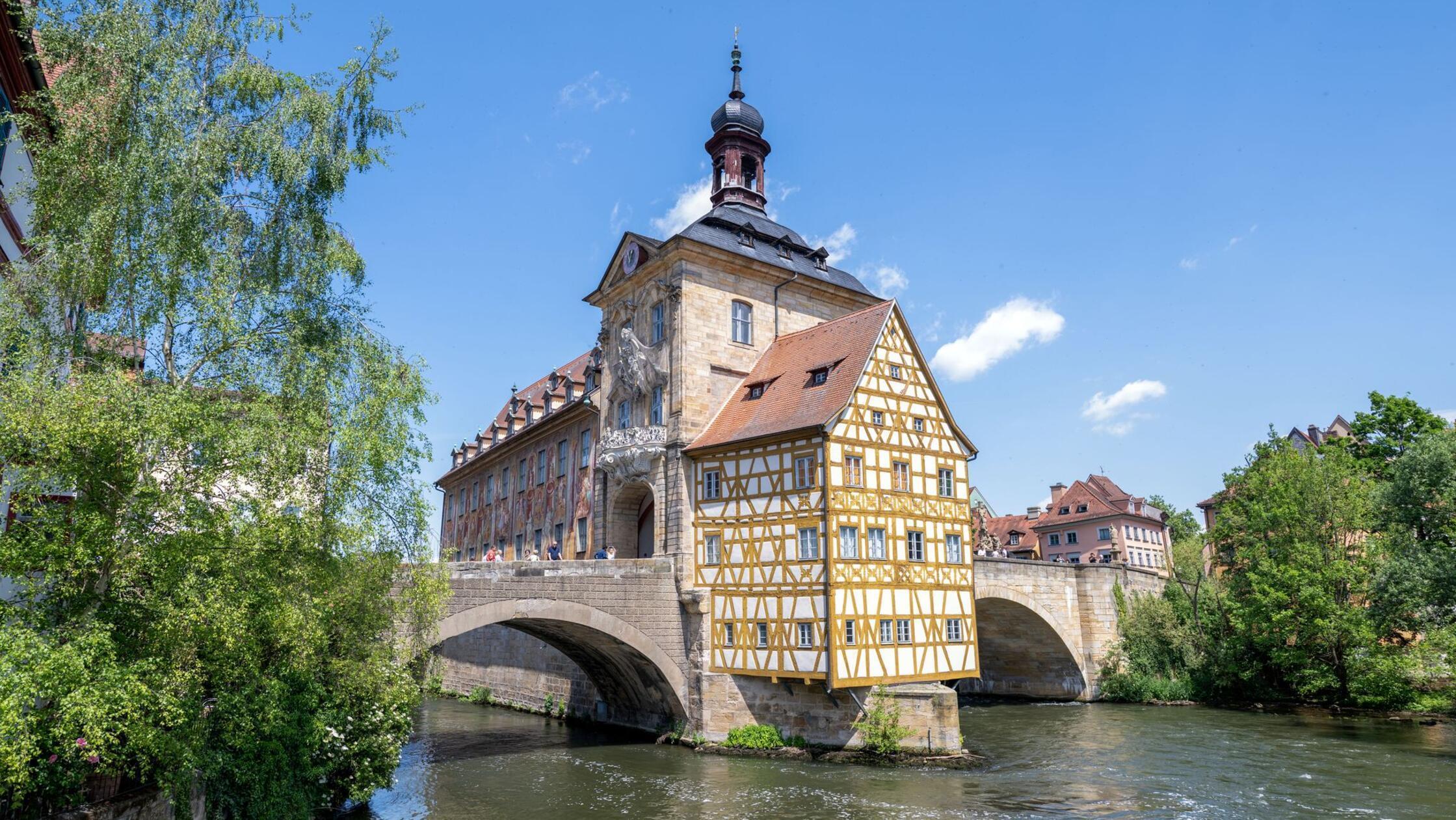Zwischen zwei Brücken thront das Alte Rathaus in B