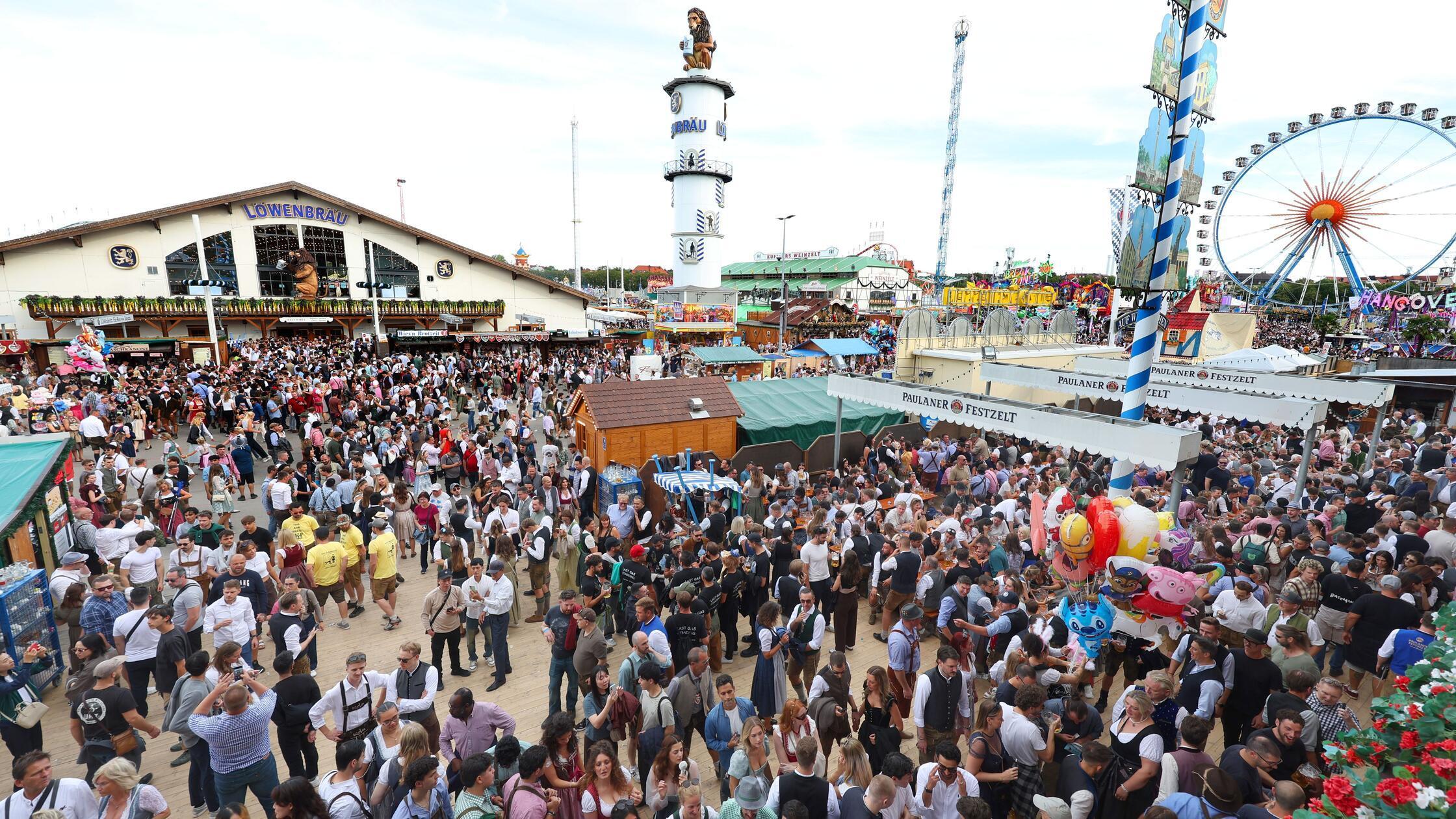 ARCHIV - 19.09.2026, Bayern, München: Wiesn-Besuch