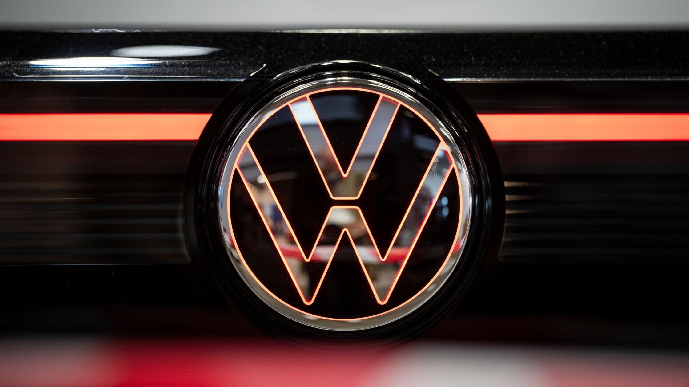 Blick auf ein beleuchtetes VW-Logo am Heck eines F