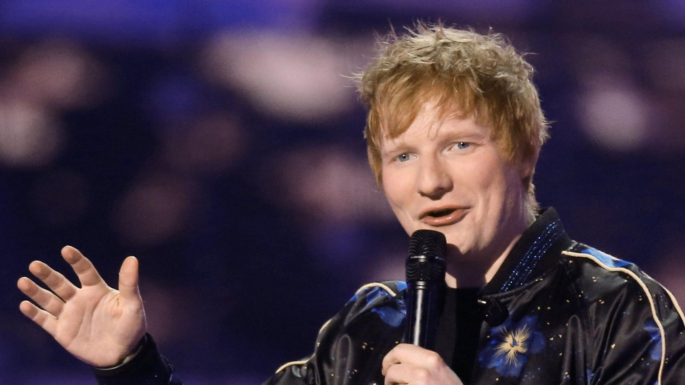 Ed Sheeran, britischer Popstar, steht auf der Bühn