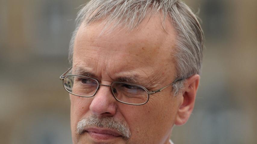 "Ich bedauere es, weil die Bundesrepublik eine vernünftige Regierung braucht", sagt Kekeritz. Auf der anderen Seite zeige das Verhalten der FDP, dass man sich auf diese Partei nicht verlassen könne. "In diesem Fall ist es wohl besser, man fängt erst gar nicht an, mit dieser chaotischen Mannschaft zu regieren, bevor es dann doch nur ewige Streitereien gibt."
Kekeritz hofft nun, dass der Appell von Bundespräsident Steinmeier fruchtet und die Parteien neue Gespräche aufnehmen. Für eine Minderheitsregierung, auch mit Beteiligung der Grünen, hegt er durchaus Sympathien. "Es ist zwar anstrengend, aber hochdemokratisch, wenn sich eine Regierung immer wieder Mehrheiten im Parlament suchen muss." Sollte partout keine Koalition zustande kommen, müsse Steinmeier eben in ein paar Wochen den Bundestag auflösen. "Ich bedauere es, weil die Bundesrepublik eine vernünftige Regierung braucht", sagt Kekeritz. Auf der anderen Seite zeige das Verhalten der FDP, dass man sich auf diese Partei nicht verlassen könne. "In diesem Fall ist es wohl besser, man fängt erst gar nicht an, mit dieser chaotischen Mannschaft zu regieren, bevor es dann doch nur ewige Streitereien gibt."
Kekeritz hofft nun, dass der Appell von Bundespräsident Steinmeier fruchtet und die Parteien neue Gespräche aufnehmen. Für eine Minderheitsregierung, auch mit Beteiligung der Grünen, hegt er durchaus Sympathien. "Es ist zwar anstrengend, aber hochdemokratisch, wenn sich eine Regierung immer wieder Mehrheiten im Parlament suchen muss." Sollte partout keine Koalition zustande kommen, müsse Steinmeier eben in ein paar Wochen den Bundestag auflösen.