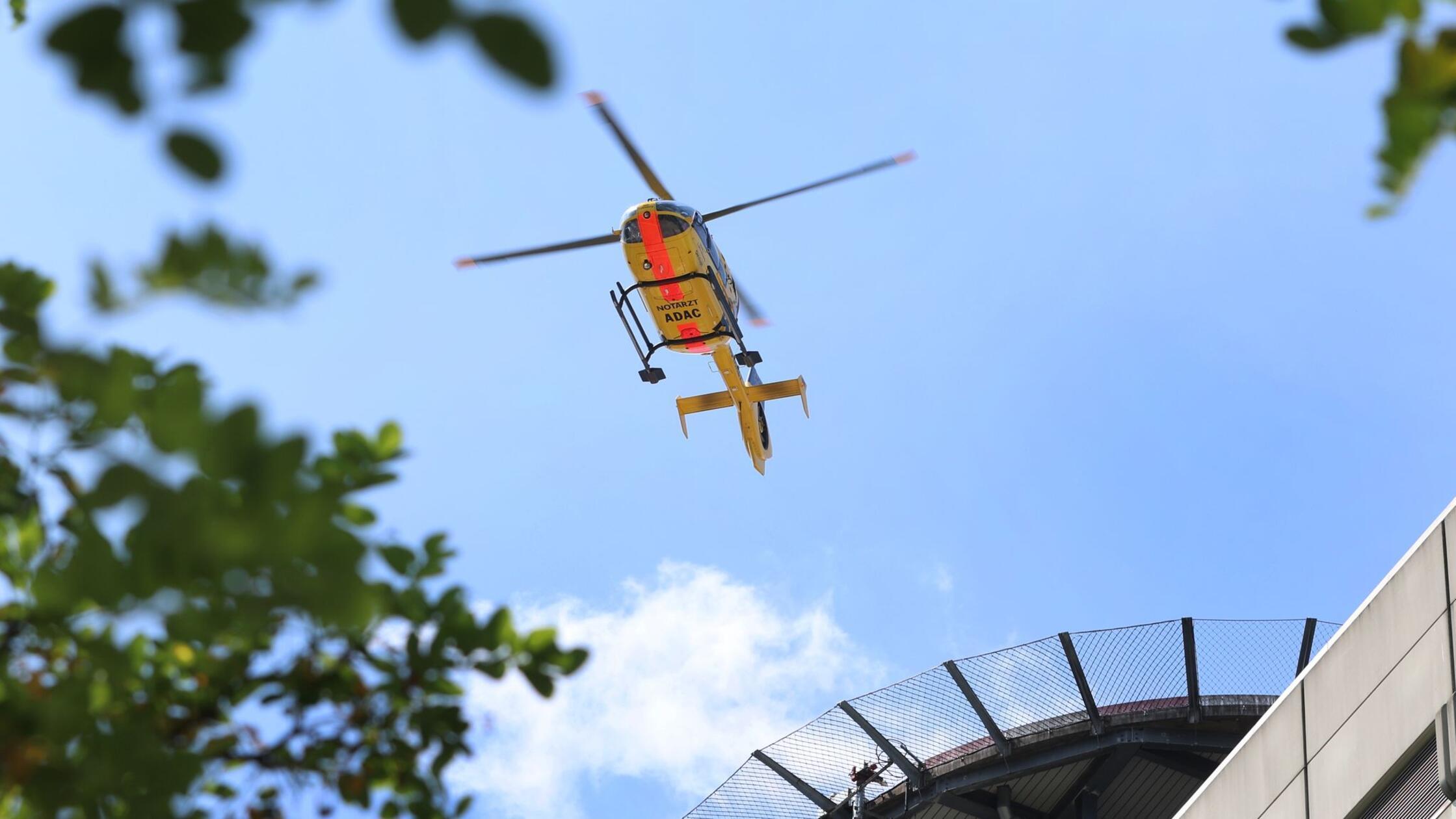 Ein Rettungshubschrauber des ADAC startet vom Dach