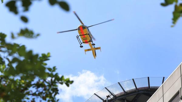 Ein Rettungshubschrauber des ADAC startet vom Dach