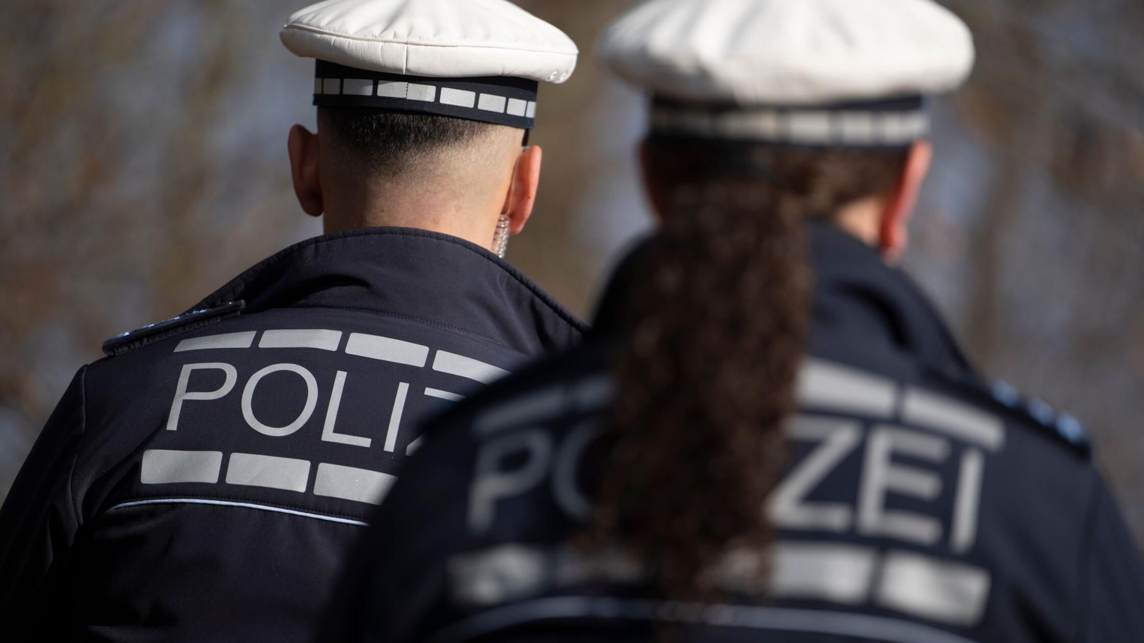 Ein Polizist und eine Polizistin der Polizei stehe