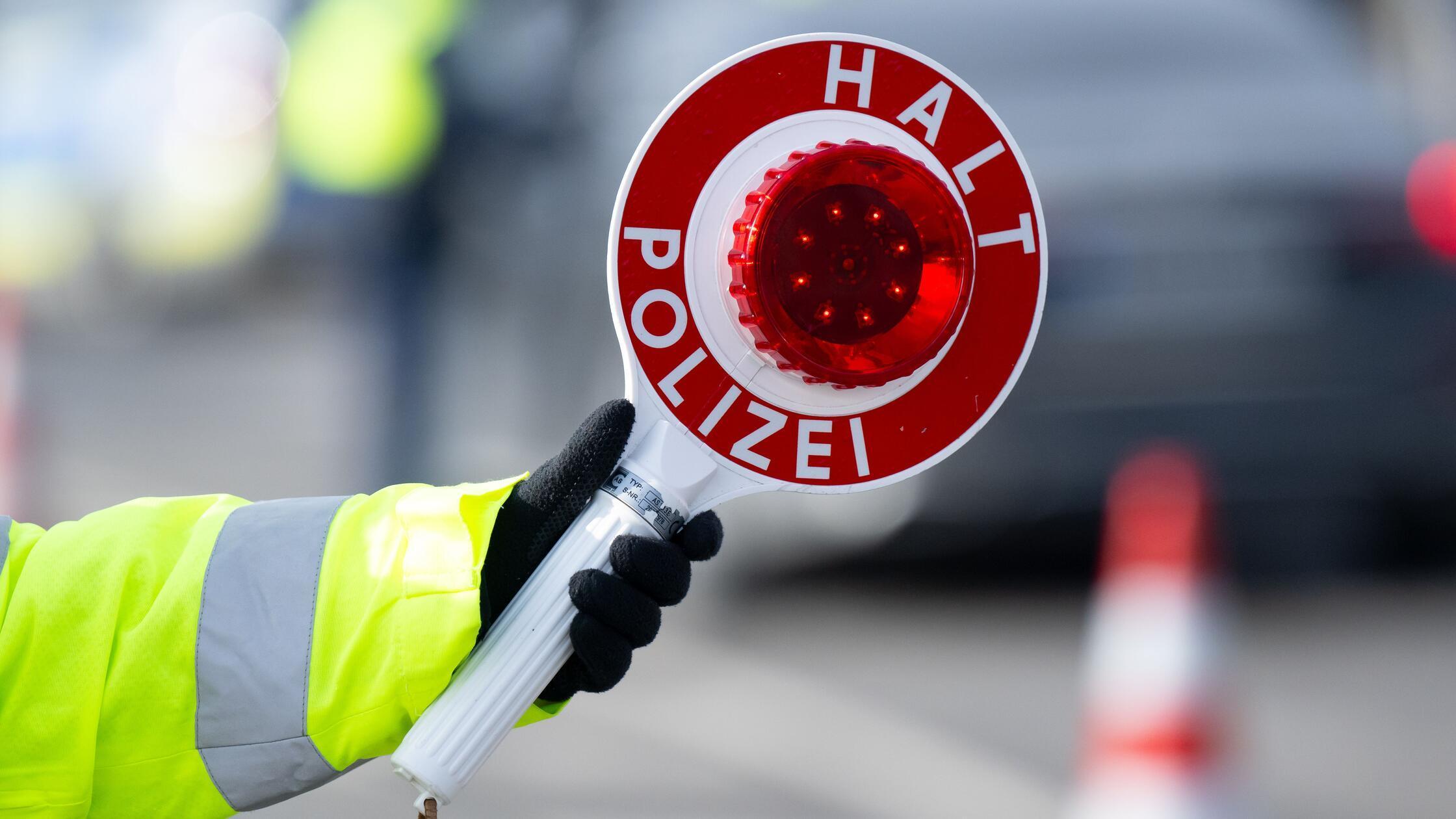 Eine Polizistin kontrolliert an einer mobilen Kont