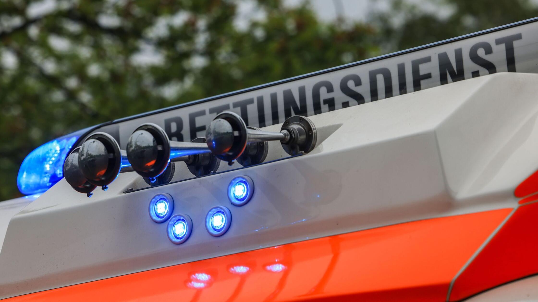 Ein Rettungswagen steht bei einer Schockraumübung 