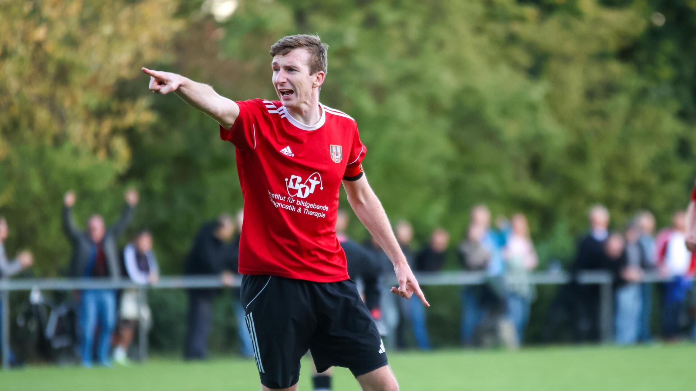 Julius Pfeiffer bedankt sich nach dem 1:0 bei Vorl