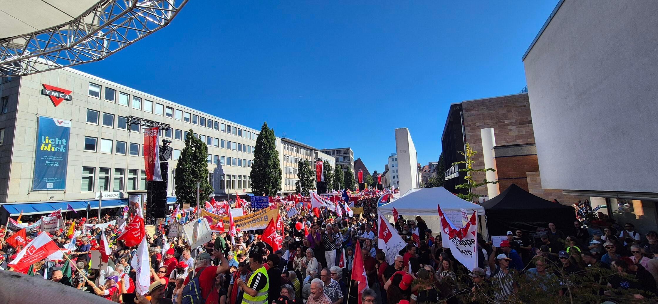 Unter dem Motto „Hart verdient!“ fordern die Arbeitnehmervertreter den Erhalt des Sozialstaates sowie eine Abkehr von Einschnitten. 