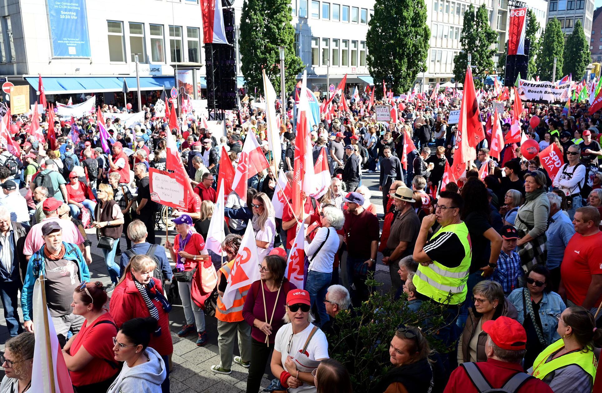 Im Mittelpunkt der Proteste stehen Reformpläne der Bundesregierung in den Themenfeldern Arbeit, Gesundheit und Rente.