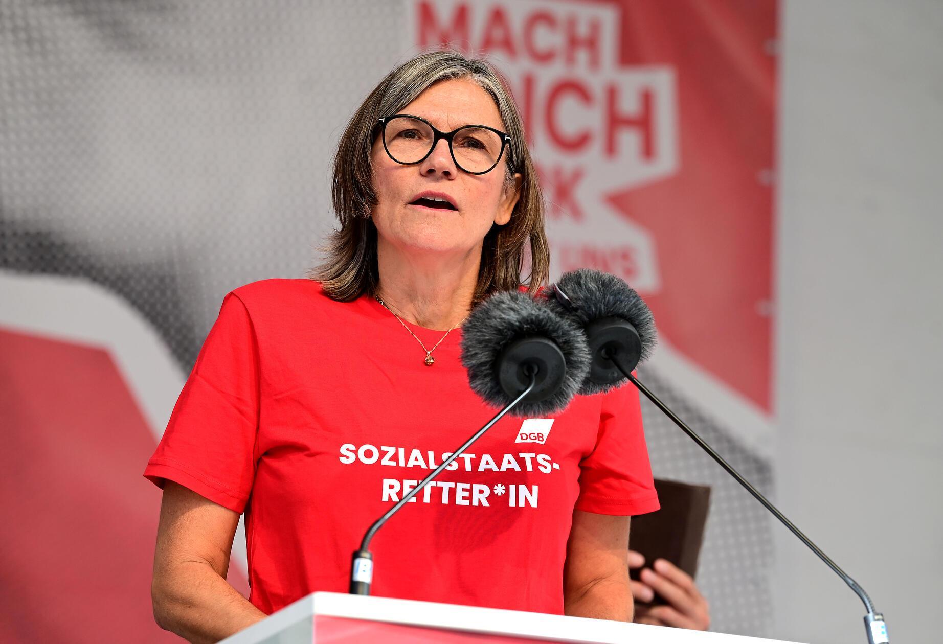 Hauptrednerin bei der Kundgebung am Nürnberger Kornmarkt ist die Vorsitzende der Gewerkschaft IG Metall, Christiane Benner.